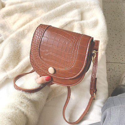 Kis bőr kézitáska hosszú fogantyúval