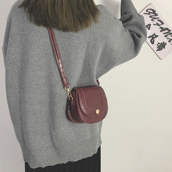 Kis bőr kézitáska hosszú fogantyúval