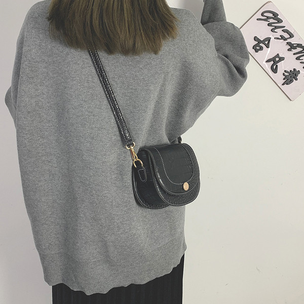 Kis bőr kézitáska hosszú fogantyúval