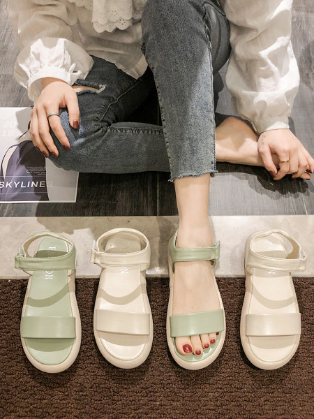 Ikdienas sieviešu sandales ar augstām zolēm un ielāpiem