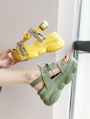 A jelenlegi női szandálok új modellje platformmal és fűzővel