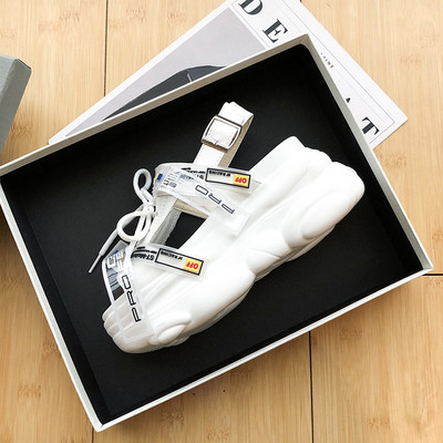 A jelenlegi női szandálok új modellje platformmal és fűzővel