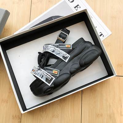 A jelenlegi női szandálok új modellje platformmal és fűzővel