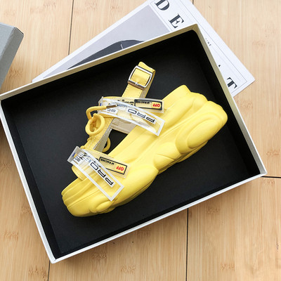 A jelenlegi női szandálok új modellje platformmal és fűzővel