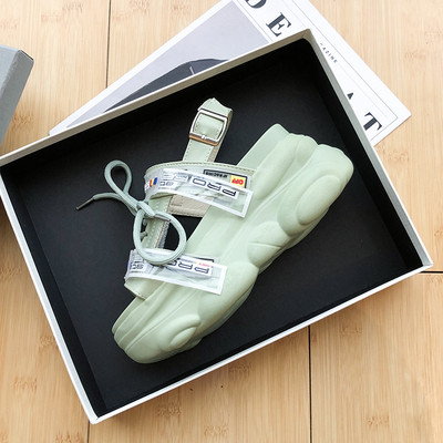 A jelenlegi női szandálok új modellje platformmal és fűzővel