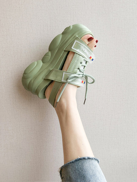 A jelenlegi női szandálok új modellje platformmal és fűzővel