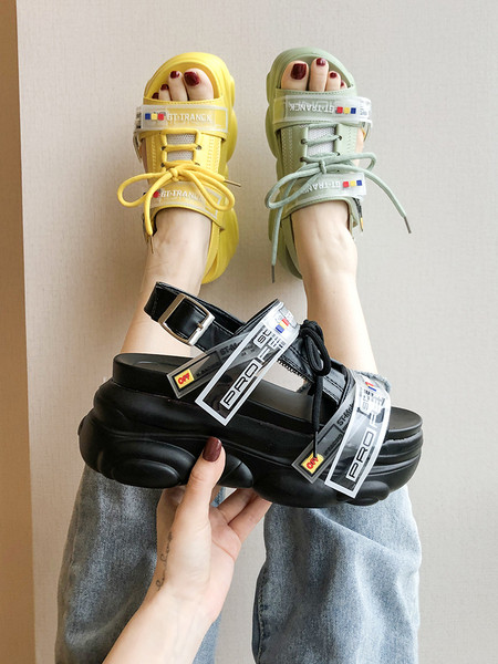 A jelenlegi női szandálok új modellje platformmal és fűzővel