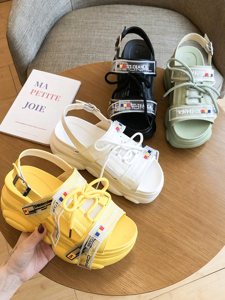 A jelenlegi női szandálok új modellje platformmal és fűzővel