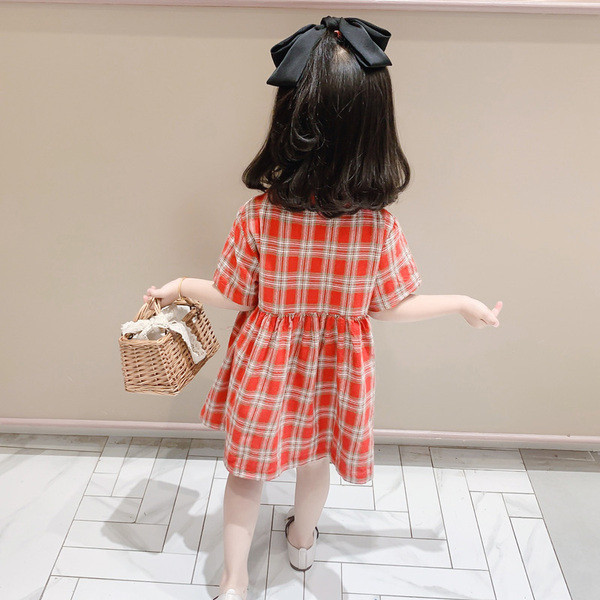 Ruuduline nööpidega lastekleit