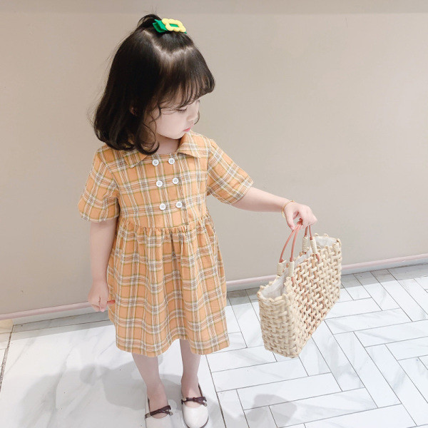 Ruuduline nööpidega lastekleit