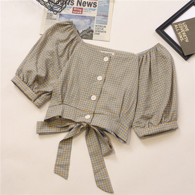 Kockás női ing nyakkendővel és széles ujjakkal