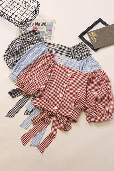 Kockás női ing nyakkendővel és széles ujjakkal