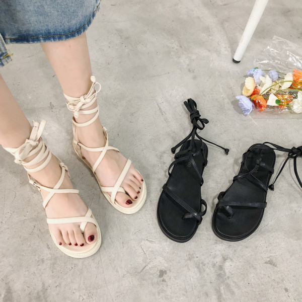 Modern női szandál lapos talppal és fűzővel