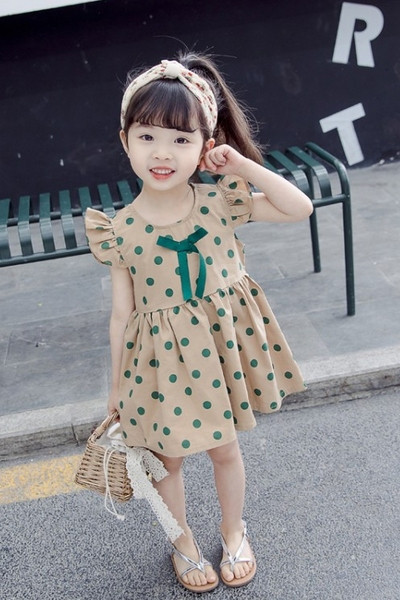 Laste täpiline lokkide ja paelaga kleit