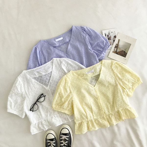 Retro stila sieviešu krekls ar V veida kakla izgriezumu un lokām