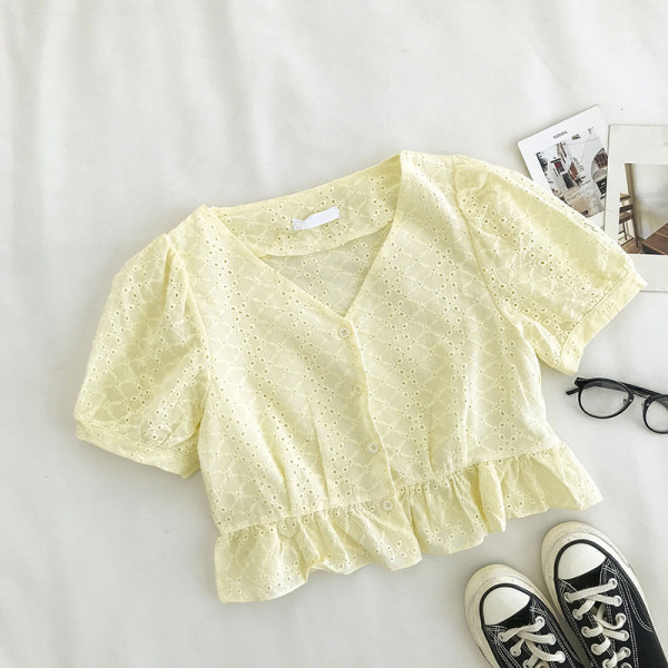 Retro stila sieviešu krekls ar V veida kakla izgriezumu un lokām