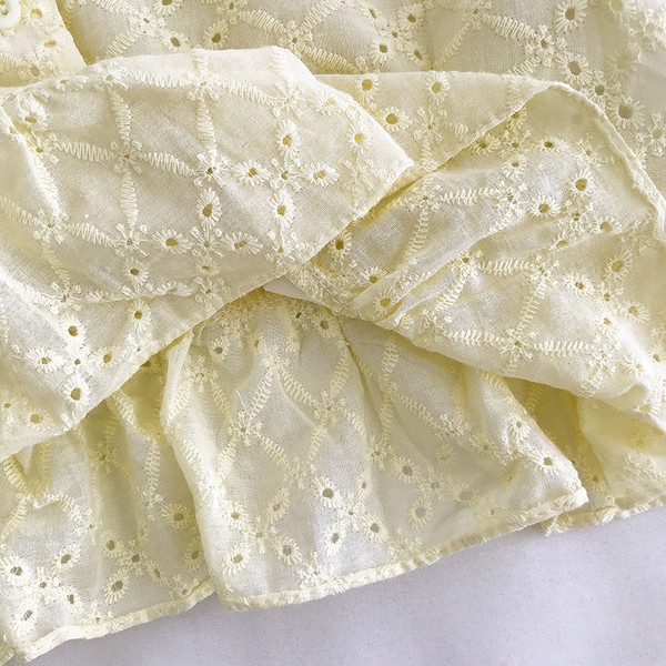 Retro stila sieviešu krekls ar V veida kakla izgriezumu un lokām