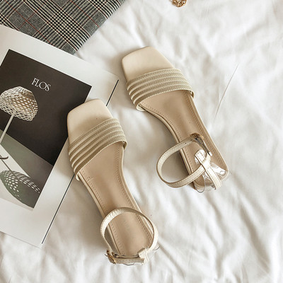 Stilīgas sieviešu sandales ar zemiem papēžiem