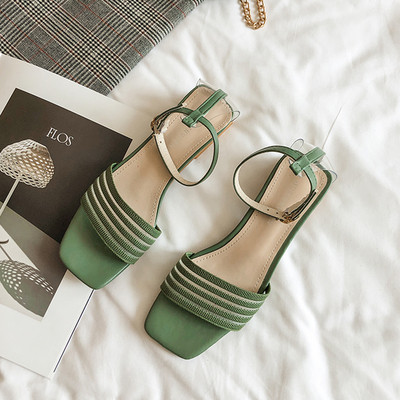 Stilīgas sieviešu sandales ar zemiem papēžiem