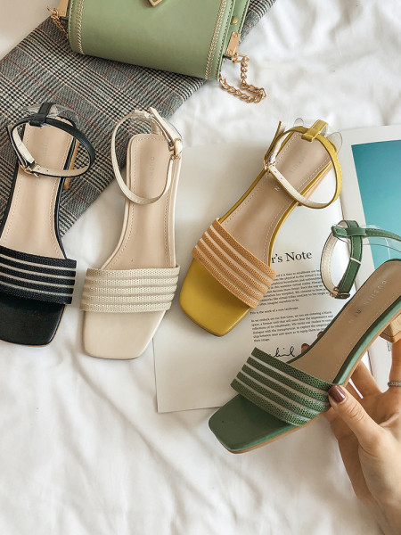 Stilīgas sieviešu sandales ar zemiem papēžiem