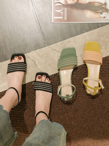 Stilīgas sieviešu sandales ar zemiem papēžiem