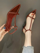 Modern női szandál hegyes modell alacsony sarkú