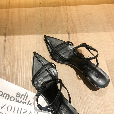 Modern női szandál hegyes modell alacsony sarkú