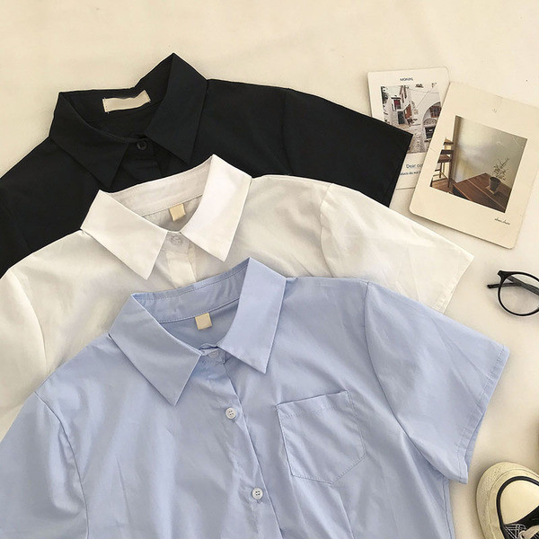 Rövid női ing klasszikus gallérral és zsebbel