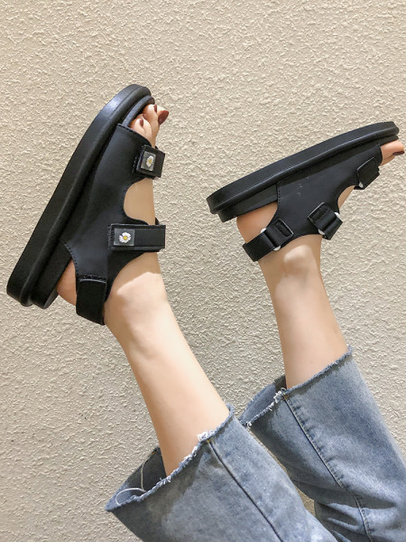 Alkalmi női szandál foltokkal és hímzéssel