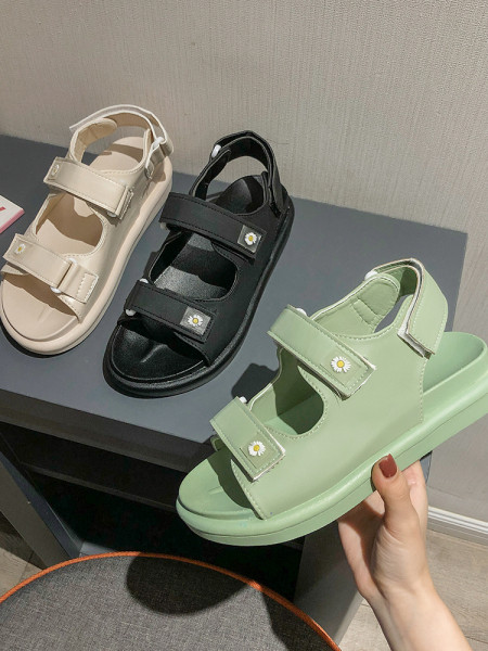 Alkalmi női szandál foltokkal és hímzéssel