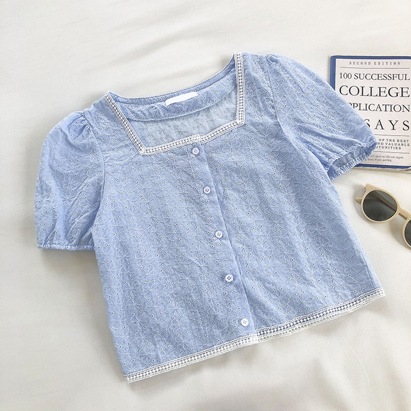 Lühike naiste särk pitsi ja kandilise kaelusega