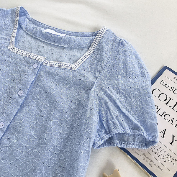 Lühike naiste särk pitsi ja kandilise kaelusega