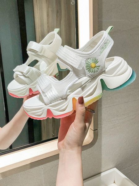 Aktuális szandál színes talppal és hímzéssel