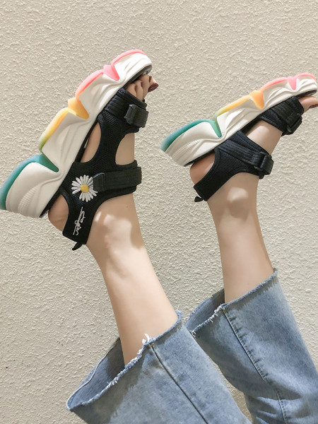 Aktuális szandál színes talppal és hímzéssel