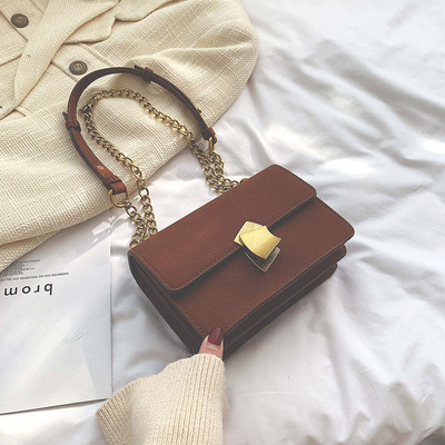 Stílusos női táska vas fogantyúval