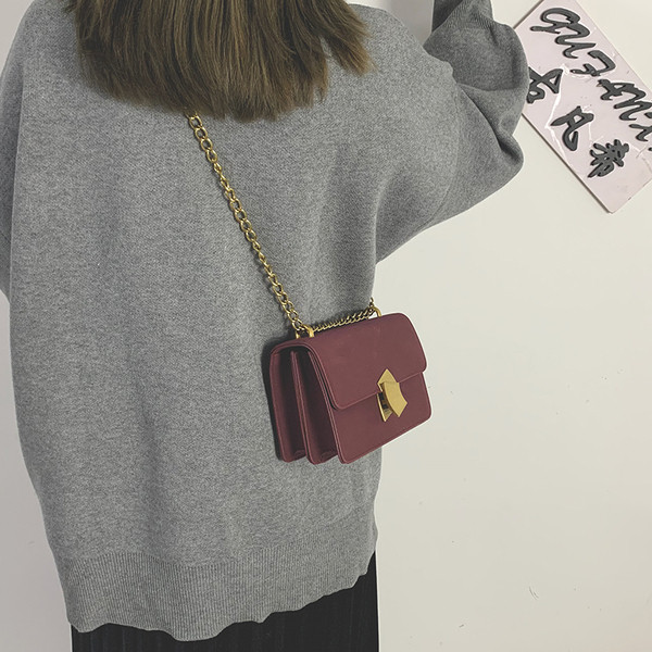 Stílusos női táska vas fogantyúval