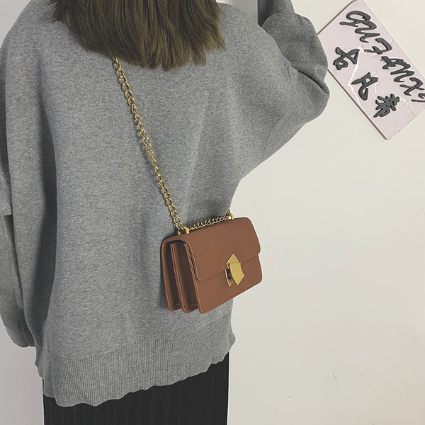 Stílusos női táska vas fogantyúval