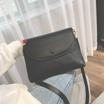 Ādas sieviešu ikdienas soma