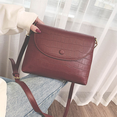 Ādas sieviešu ikdienas soma