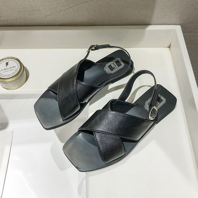 Kényelmes női szandál műbőrből, lapos talppal