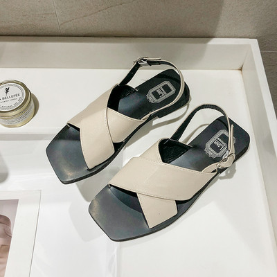 Kényelmes női szandál műbőrből, lapos talppal