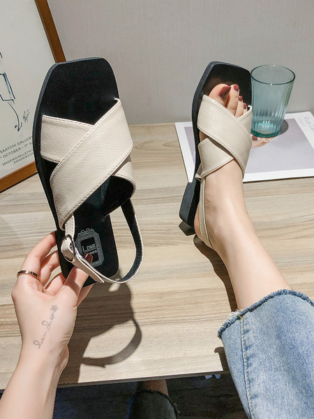 Kényelmes női szandál műbőrből, lapos talppal