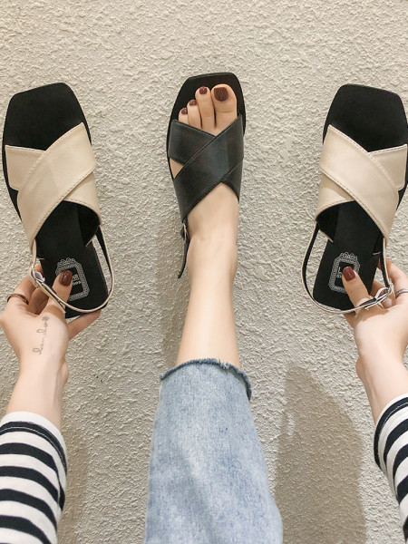 Kényelmes női szandál műbőrből, lapos talppal