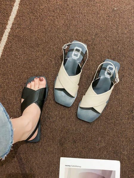 Kényelmes női szandál műbőrből, lapos talppal