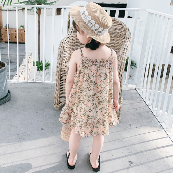 Lilleprindi ja õhukeste rihmadega vabaaja lastekleit