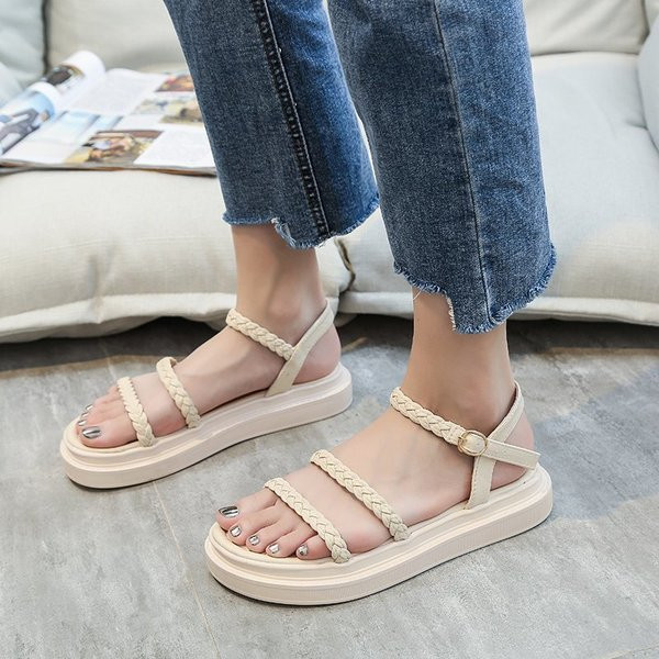 Alkalmi női szandál vékony pánttal és lapos talppal