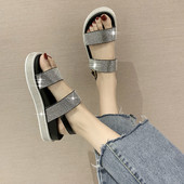 Aktuális női szandál magas talppal és kövekkel