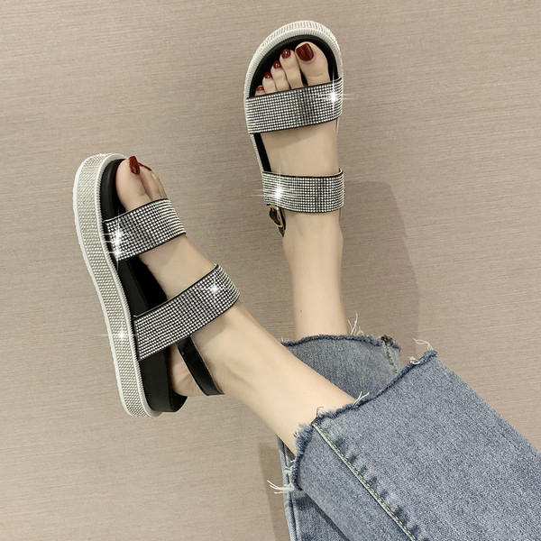 Aktuális női szandál magas talppal és kövekkel