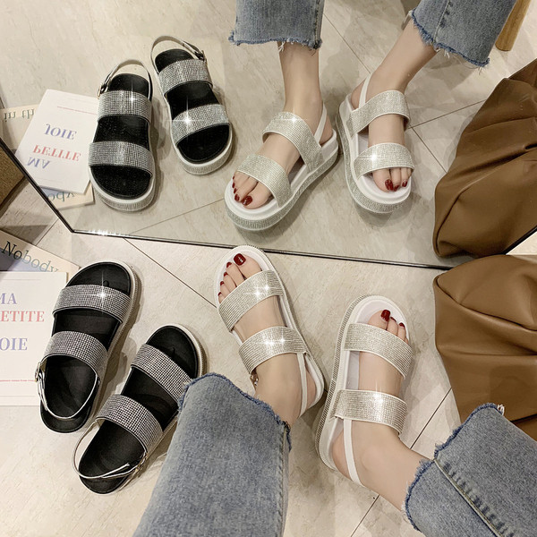 Aktuális női szandál magas talppal és kövekkel