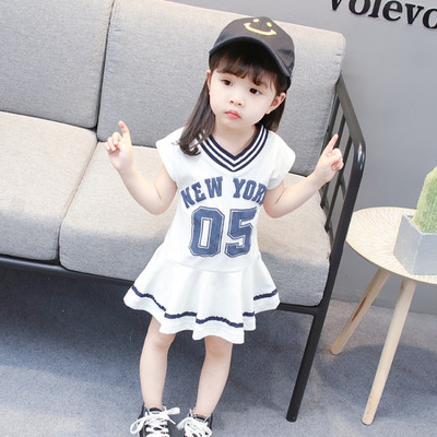 Bērnu sporta kleita ar īsām piedurknēm un špica kakla izgriezumu